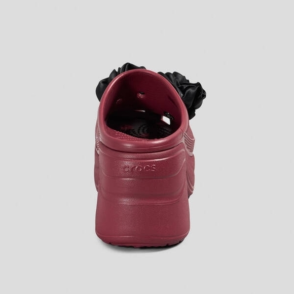 Stylish Women's Platform Clogs with Black Accents - Picture 3 of 5